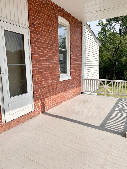 47 E Main St in Adamstown, PA - Building Photo