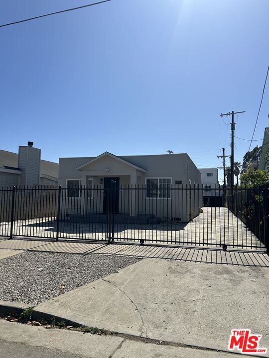 property at 957 N Ardmore Ave