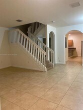 9228 W 33rd Way in Hialeah, FL - Building Photo - Building Photo