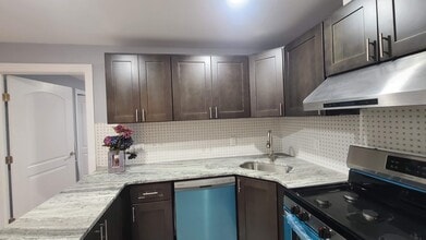 100 Griffith St, Unit 2 in Jersey City, NJ - Foto de edificio - Building Photo