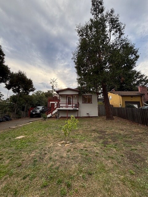 8033 Winthrope St in Oakland, CA - Building Photo
