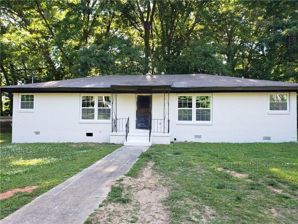 2975 Jones St in East Point, GA - Building Photo