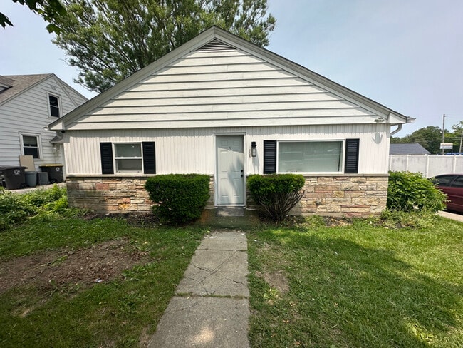2406 Waynewood Dr