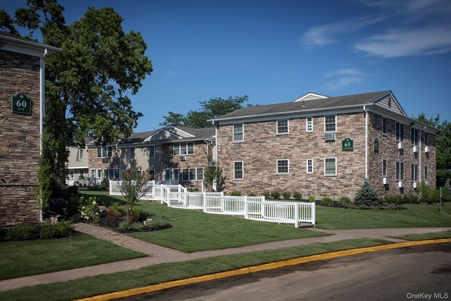 65 Fairfield Way in Commack, NY - Building Photo - Building Photo
