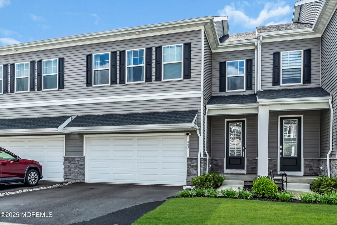 803 Aviator Ave in Marlboro, NJ - Building Photo
