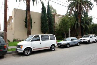 Royal Garden Apartments in Van Nuys, CA - Building Photo - Building Photo