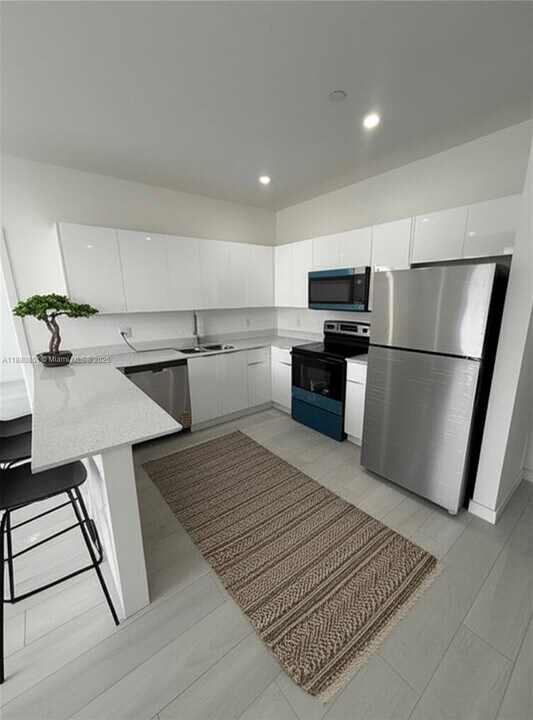 1091 E 17th St in Hialeah, FL - Building Photo