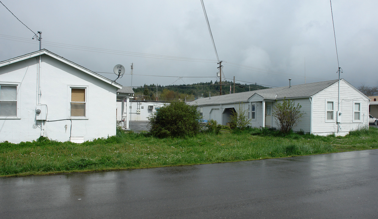 173 E Everett Ave in Sutherlin, OR - Building Photo