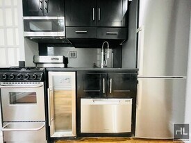 East 13th Street, Unit 16 in New York, NY - Building Photo