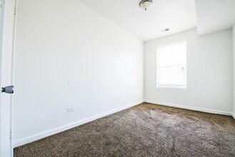 7055 S St Lawrence Ave Chicago, IL 60637 in Chicago, IL - Building Photo - Building Photo