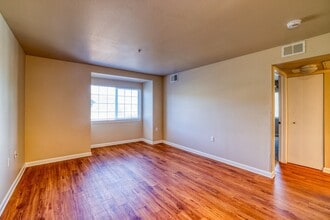 Pinewood Lodge in Aurora, CO - Foto de edificio - Building Photo