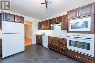 6855 Glen Erin Dr in Mississauga, ON - Building Photo - Building Photo