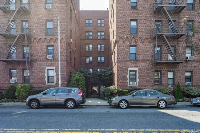 167-10 Crocheron Ave in Queens, NY - Foto de edificio - Building Photo
