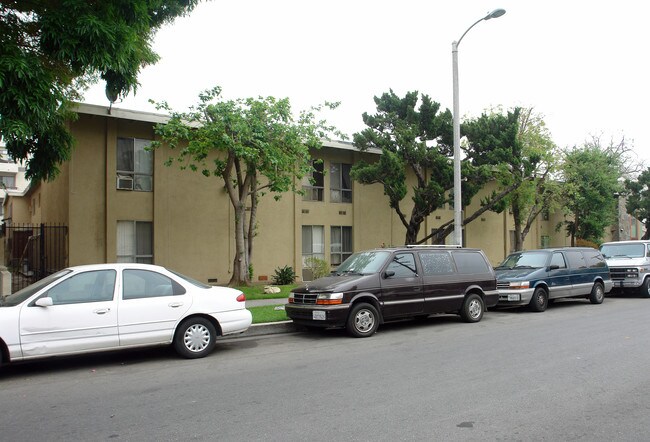 14695 Chase St in Panorama City, CA - Foto de edificio - Building Photo