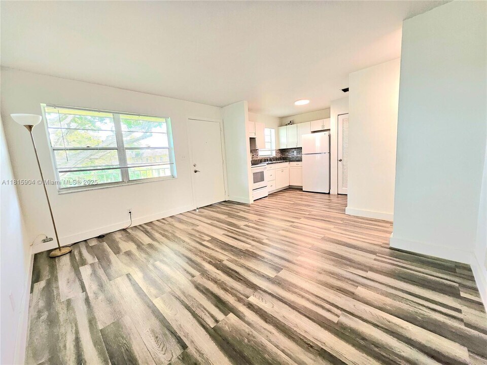 5180 NE 6th Ave, Unit 621 in Oakland Park, FL - Building Photo