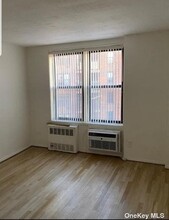 35-20 Leverich St in Queens, NY - Building Photo - Building Photo