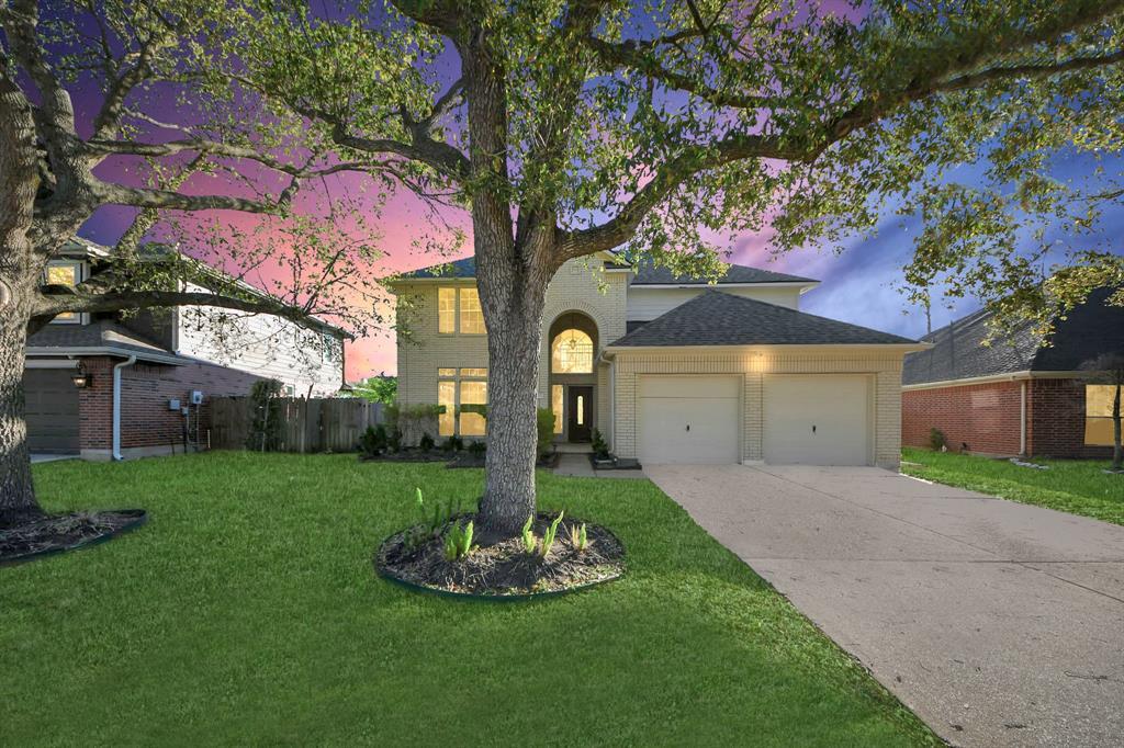 323 N Esplanade Ln in Stafford, TX - Building Photo