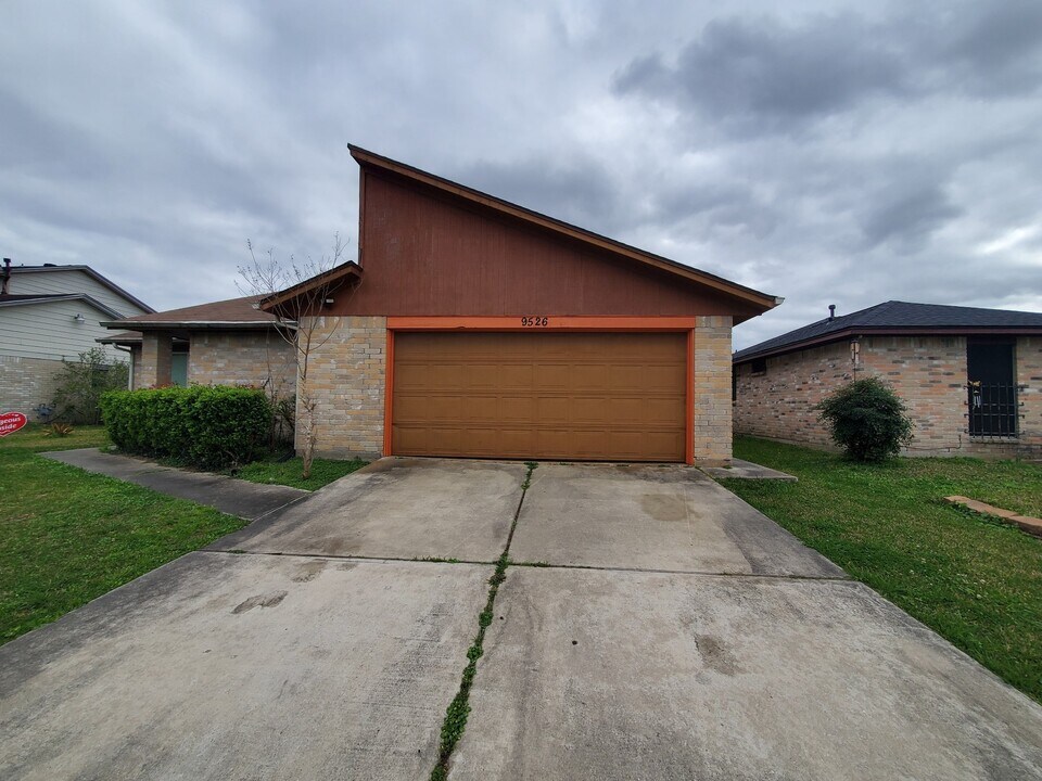 9526 Misty Bridge St in Houston, TX - Building Photo