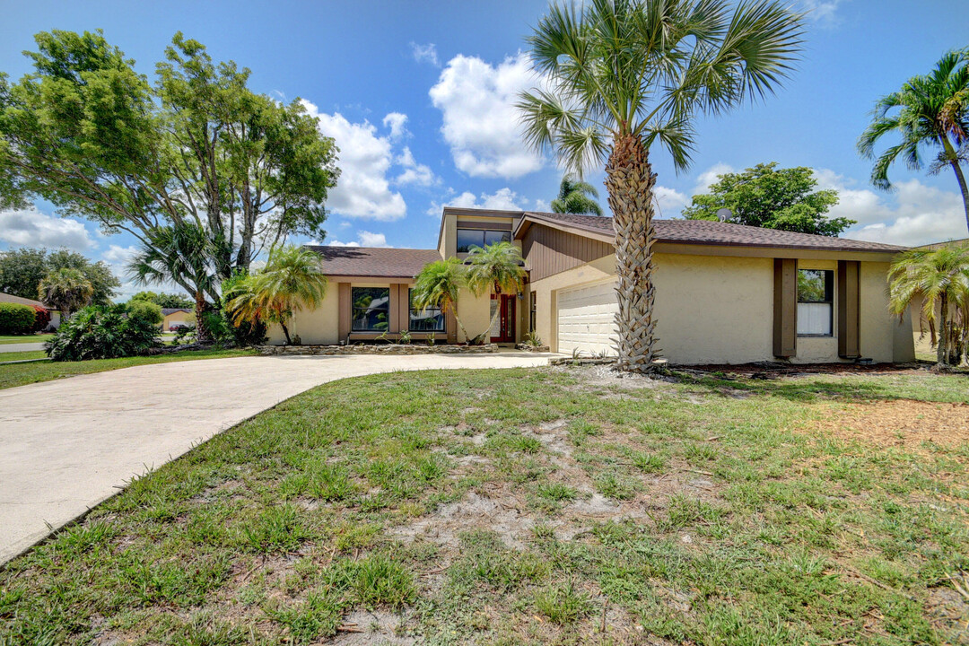 12260 Old Country Rd S in Wellington, FL - Building Photo