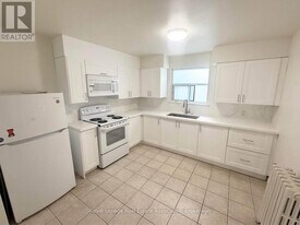 237 Lakeshore Rd E in Mississauga, ON - Building Photo