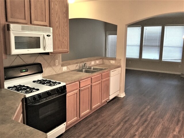 2213 Perkins Crossing Dr in Conroe, TX - Foto de edificio - Building Photo