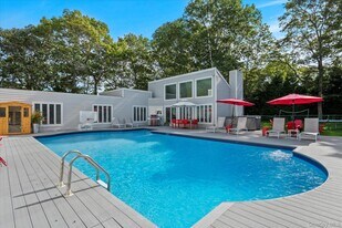 5 Lakewood Ln in Quogue, NY - Building Photo