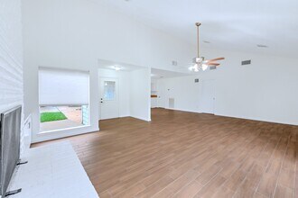 20031 Sunny Shores Dr in Humble, TX - Foto de edificio - Building Photo