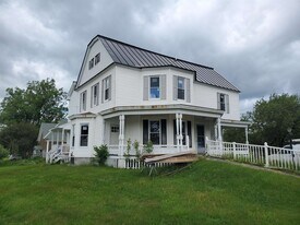 17 Canaan St in Canaan, NH - Building Photo