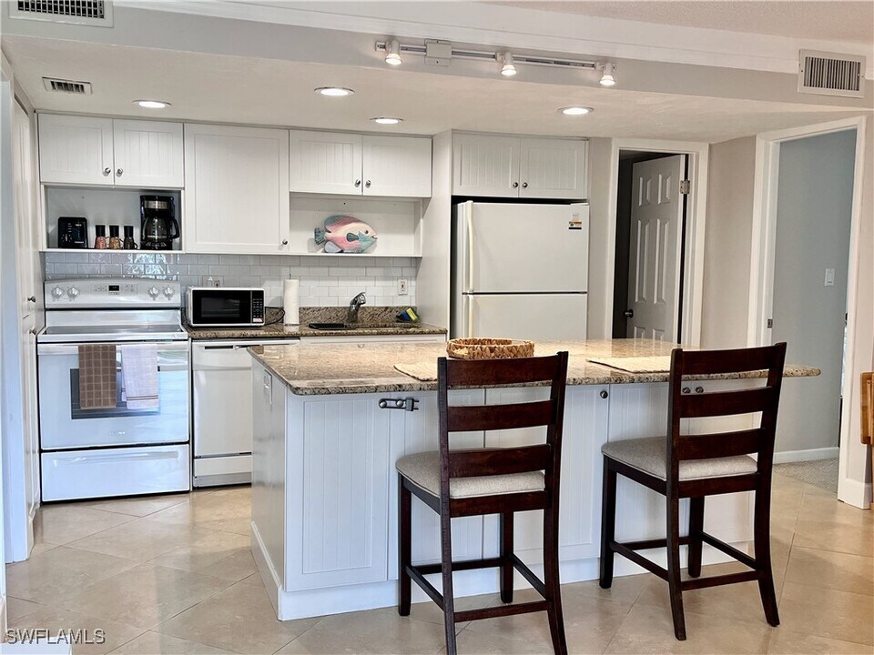 216 Palm Dr in Naples, FL - Building Photo