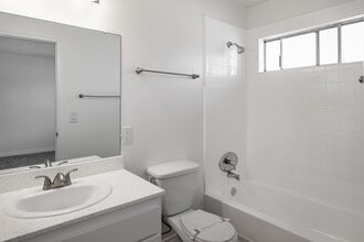Tustin View in Santa Ana, CA - Building Photo - Interior Photo