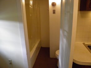 47 Spring St, Unit 2b in Keene, NH - Foto de edificio - Building Photo