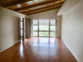 933 E 1st St, Unit 8 in Long Beach, CA - Foto de edificio - Building Photo