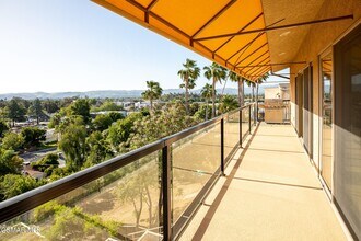 5293 Calatrana Dr in Woodland Hills, CA - Building Photo - Building Photo