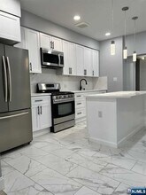 326 70th St, Unit 2 in Guttenberg, NJ - Foto de edificio - Building Photo