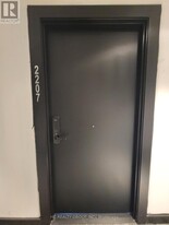 88 Queen St E in Toronto, ON - Building Photo