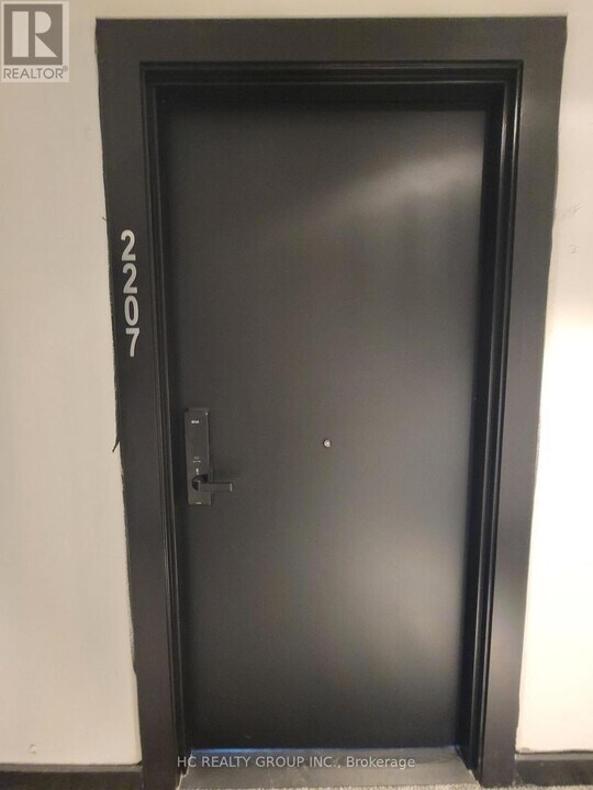 88 Queen St E in Toronto, ON - Building Photo