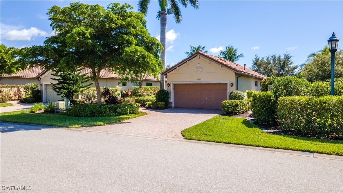 3280 Miyagi Ln in Naples, FL - Building Photo