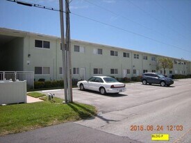 2100 NE 38th St in Lighthouse Point, FL - Building Photo