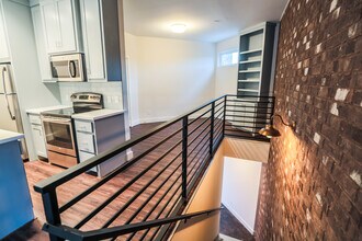 905 W Austin St, Unit B in Conroe, TX - Foto de edificio - Building Photo