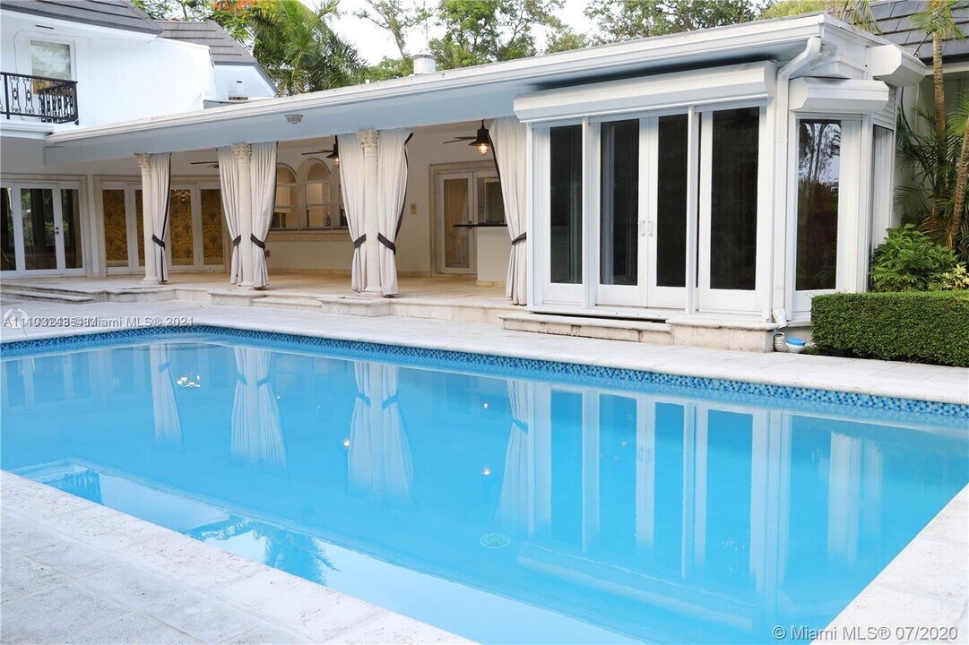 6540 SW 135th Ter in Pinecrest, FL - Foto de edificio