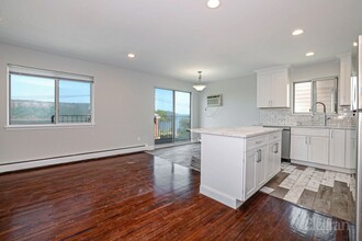 384 Warburton Ave in Hastings On Hudson, NY - Building Photo - Building Photo