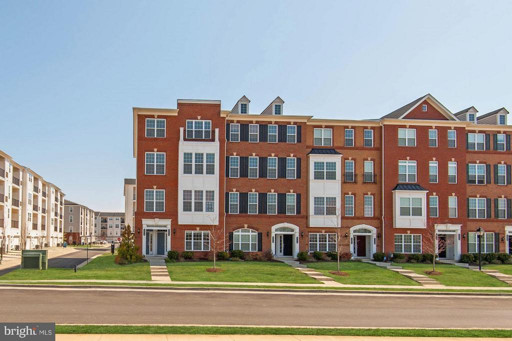 23512 Hopewell Manor Terrace in Ashburn, VA - Building Photo