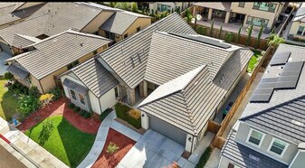 598 Crescent Ln in Madera, CA - Building Photo