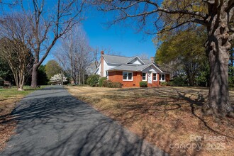 2402 S Point Rd in Belmont, NC - Building Photo - Building Photo