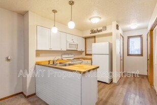 808 Westwinds Dr in Iowa City, IA - Building Photo