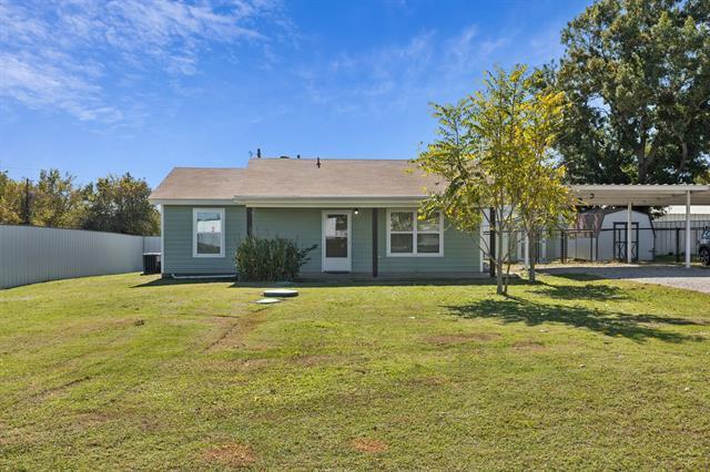 1070 E Reno Rd in Azle, TX - Building Photo