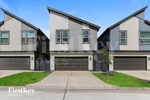 333 N Centro Cir in Shenandoah, TX - Building Photo