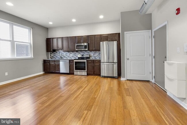 2418 Frankford Ave in Philadelphia, PA - Building Photo - Building Photo