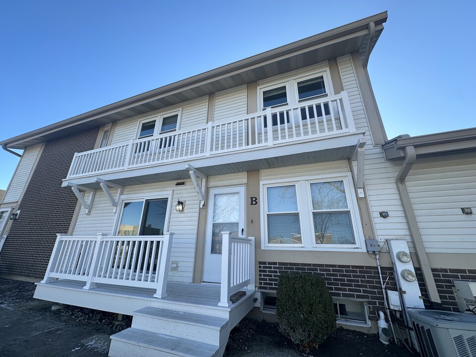 306 Northwestern Ct in Bloomingdale, IL - Building Photo