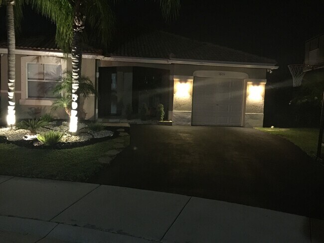1625 Orion Ln in Weston, FL - Foto de edificio - Building Photo